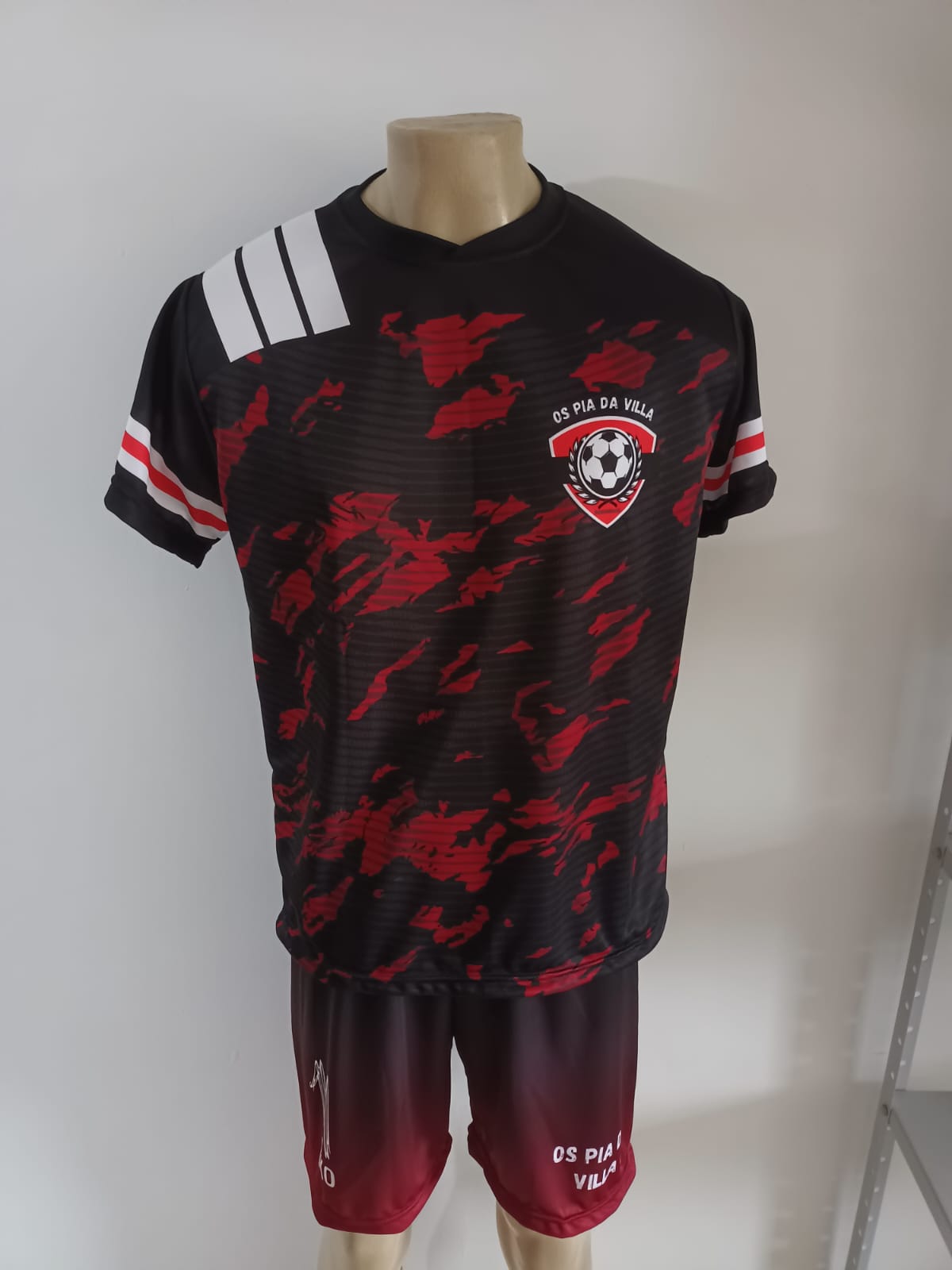 Conjunto esportivo preto e vermelho personalizado em sublimação total
