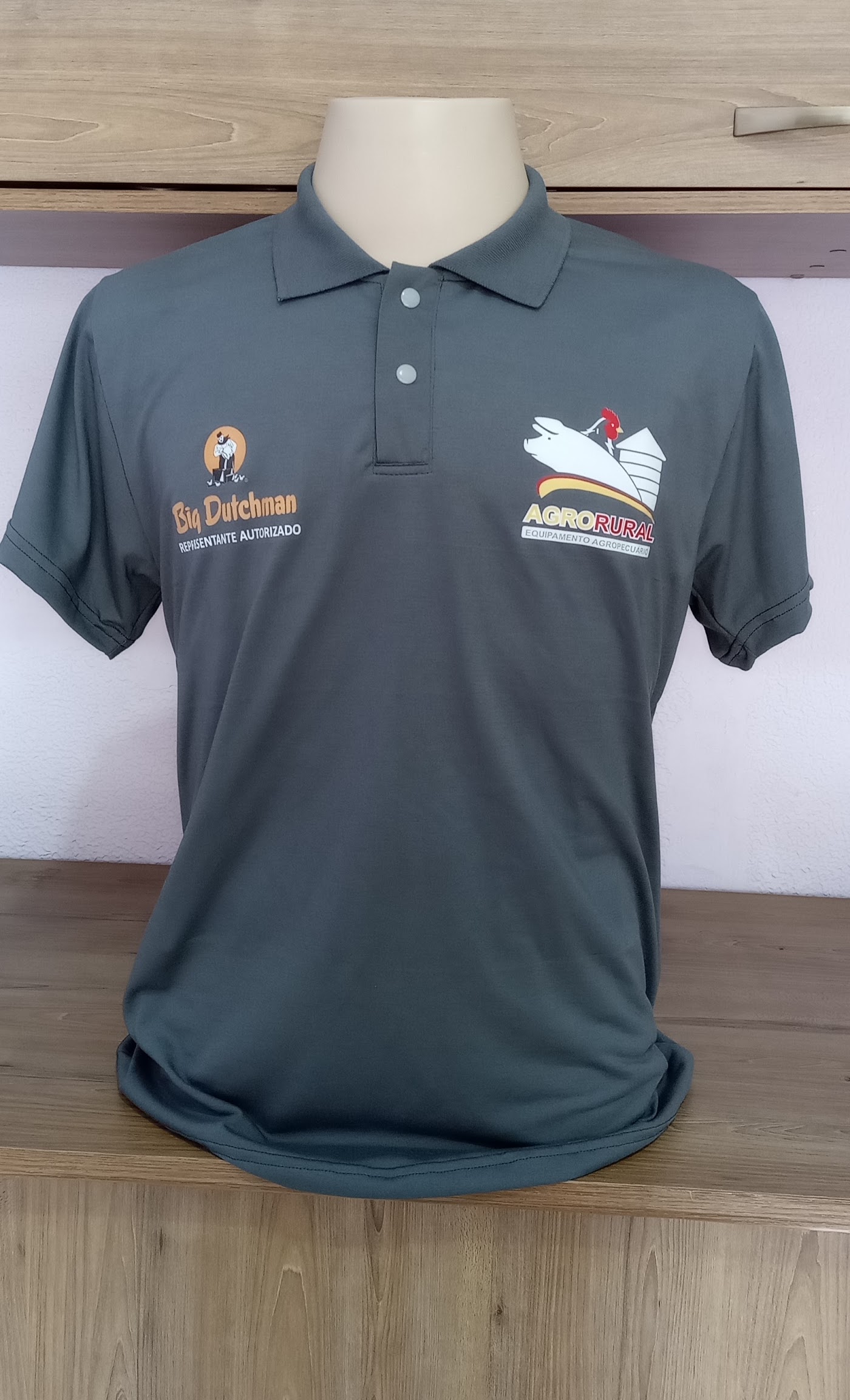 Polo cinza personalizada com logotipos aplicados no peito