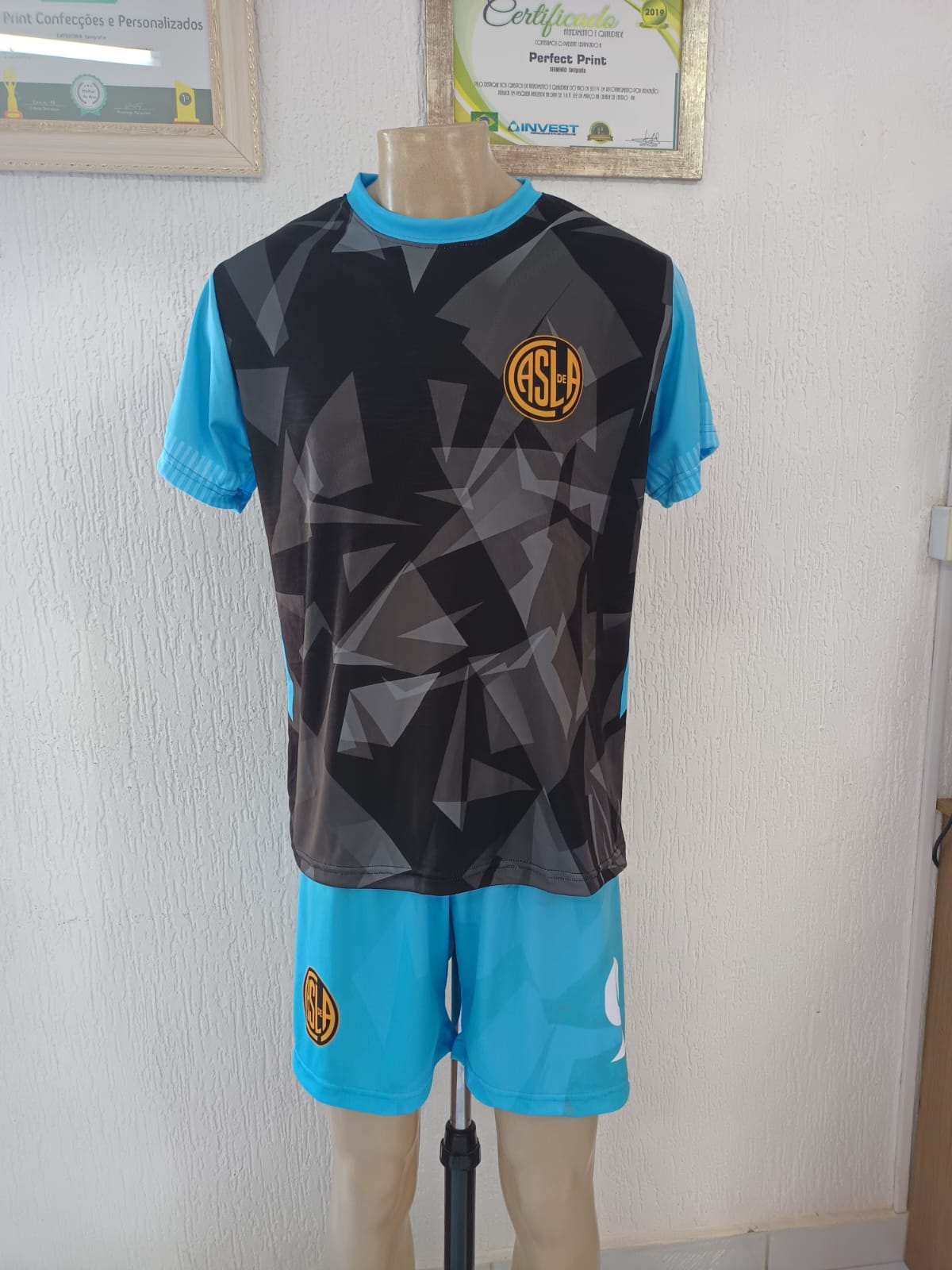 Conjunto esportivo preto e azul personalizado com escudo aplicado