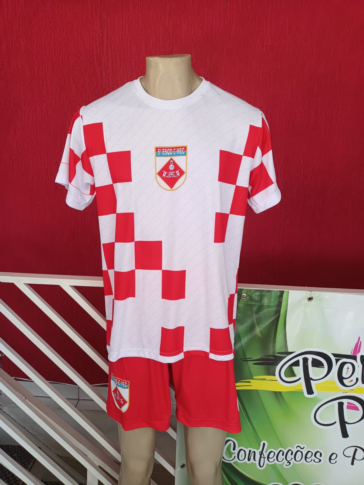 Conjunto esportivo branco e vermelho personalizado para time, camisa e calção