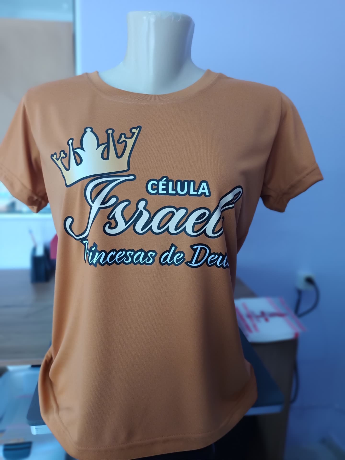 Camiseta personalizada produzida para um grupo, com arte aplicada na frente