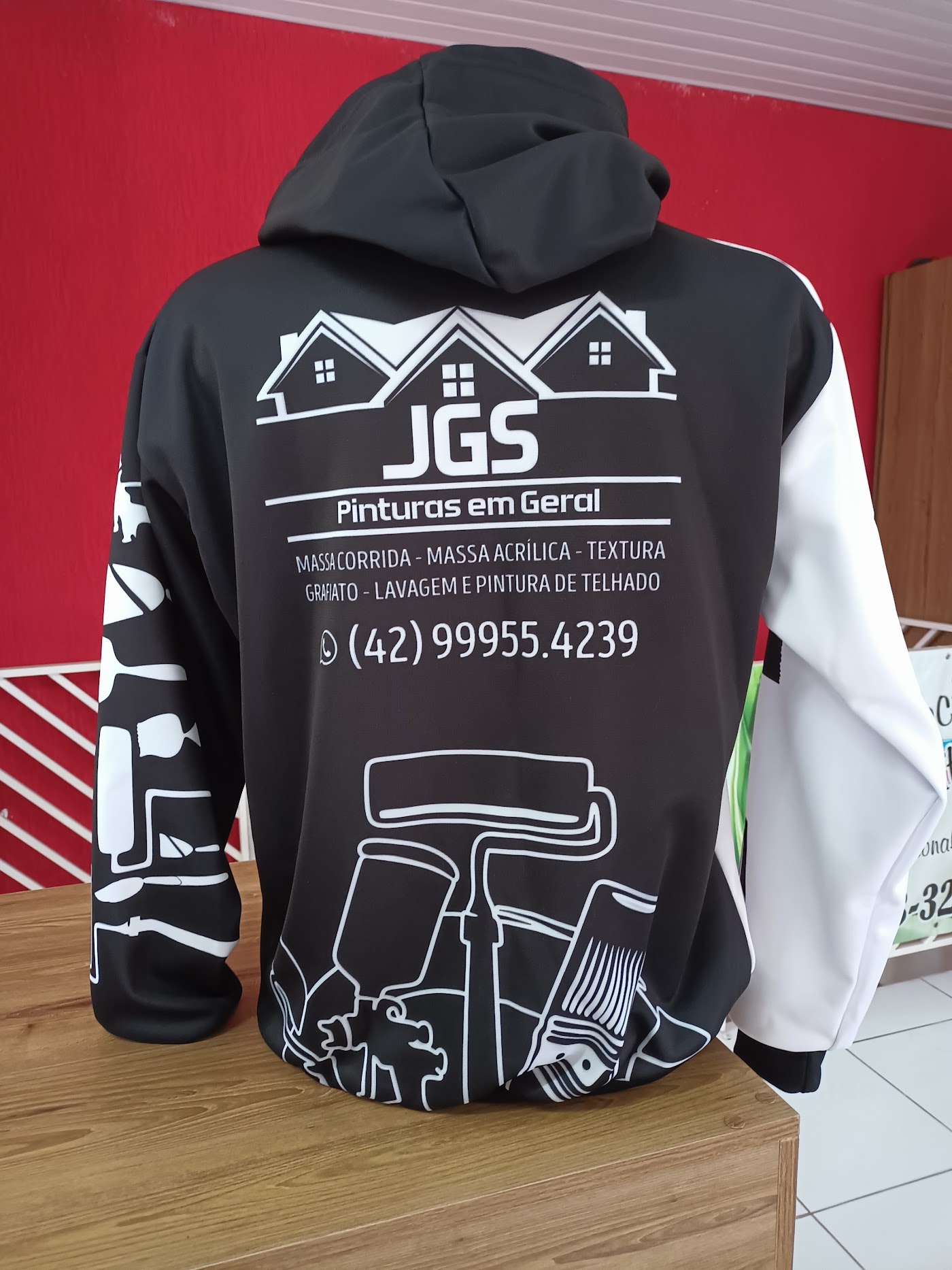 Costas de blusa personalizada com arte de serviços e contato aplicados