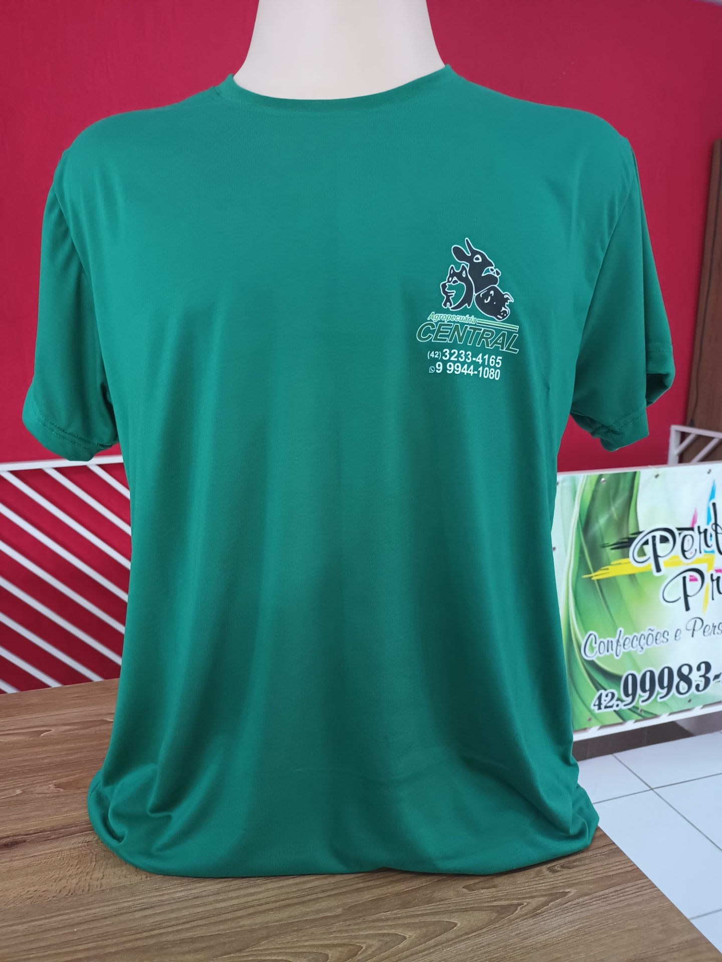 Camiseta verde personalizada para equipe de agropecuária, frente do projeto