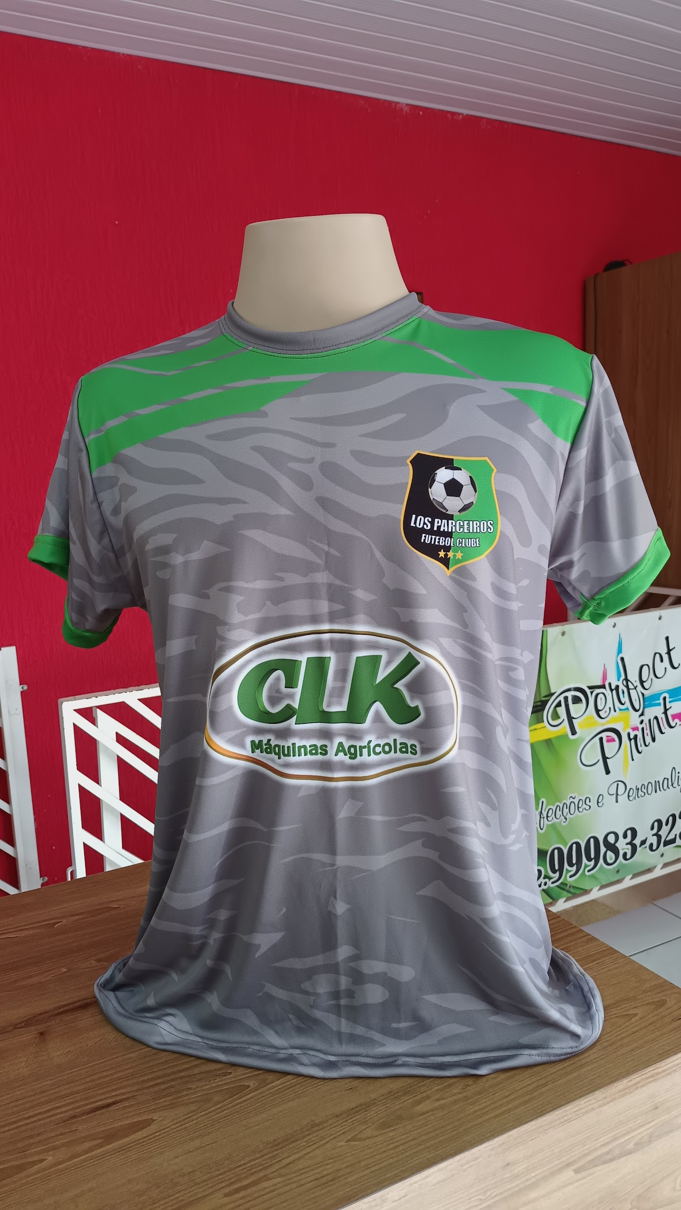 Camiseta dry personalizada em sublimação total com logotipo aplicado