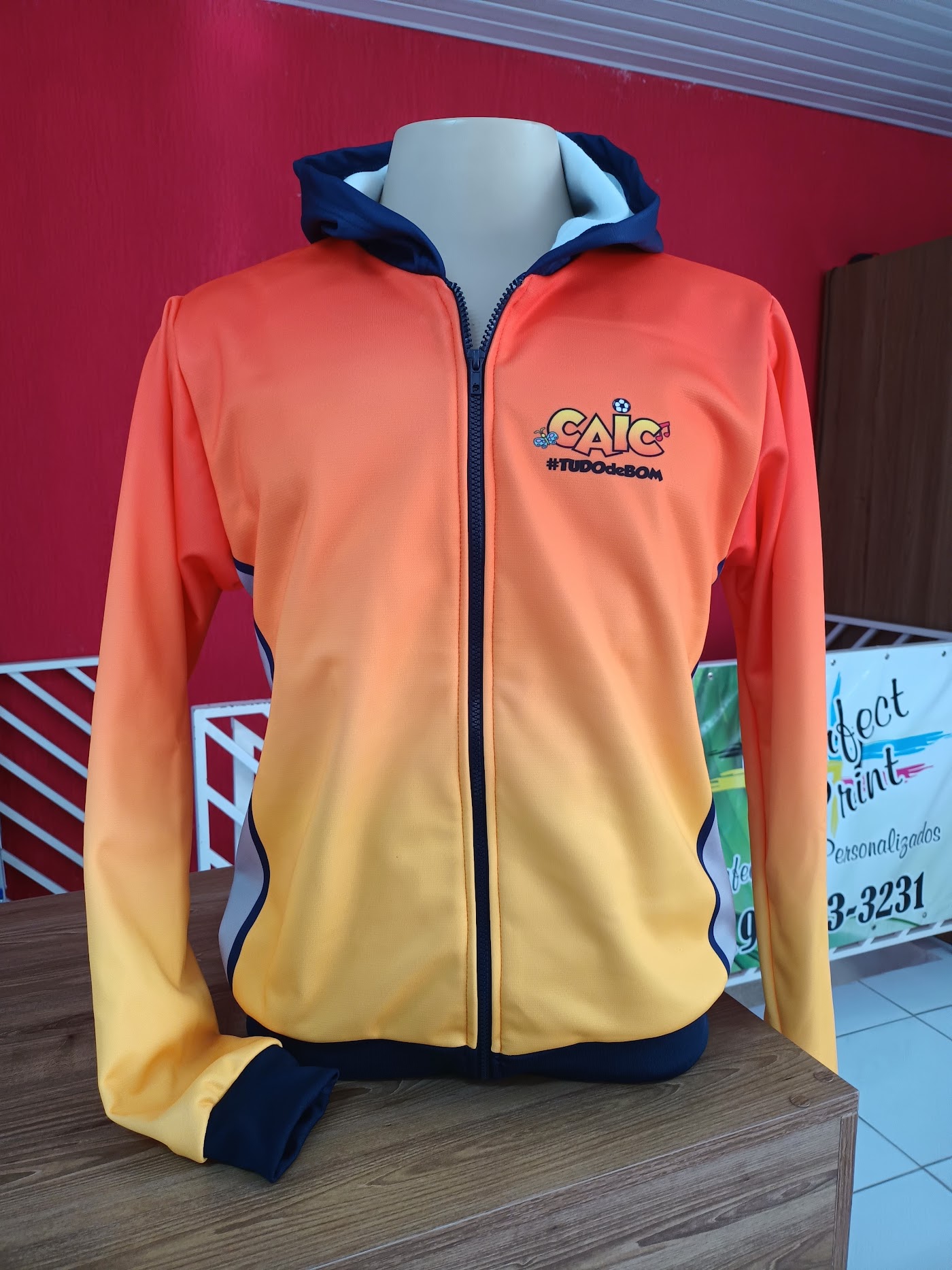Blusa em degradê laranja com zíper e capuz personalizada para grupo