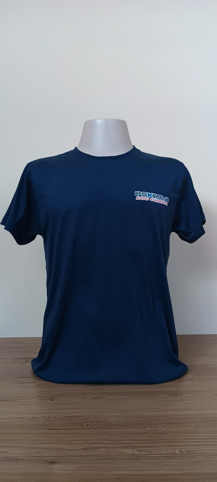Camiseta azul personalizada para equipe de auto elétrica, frente do projeto