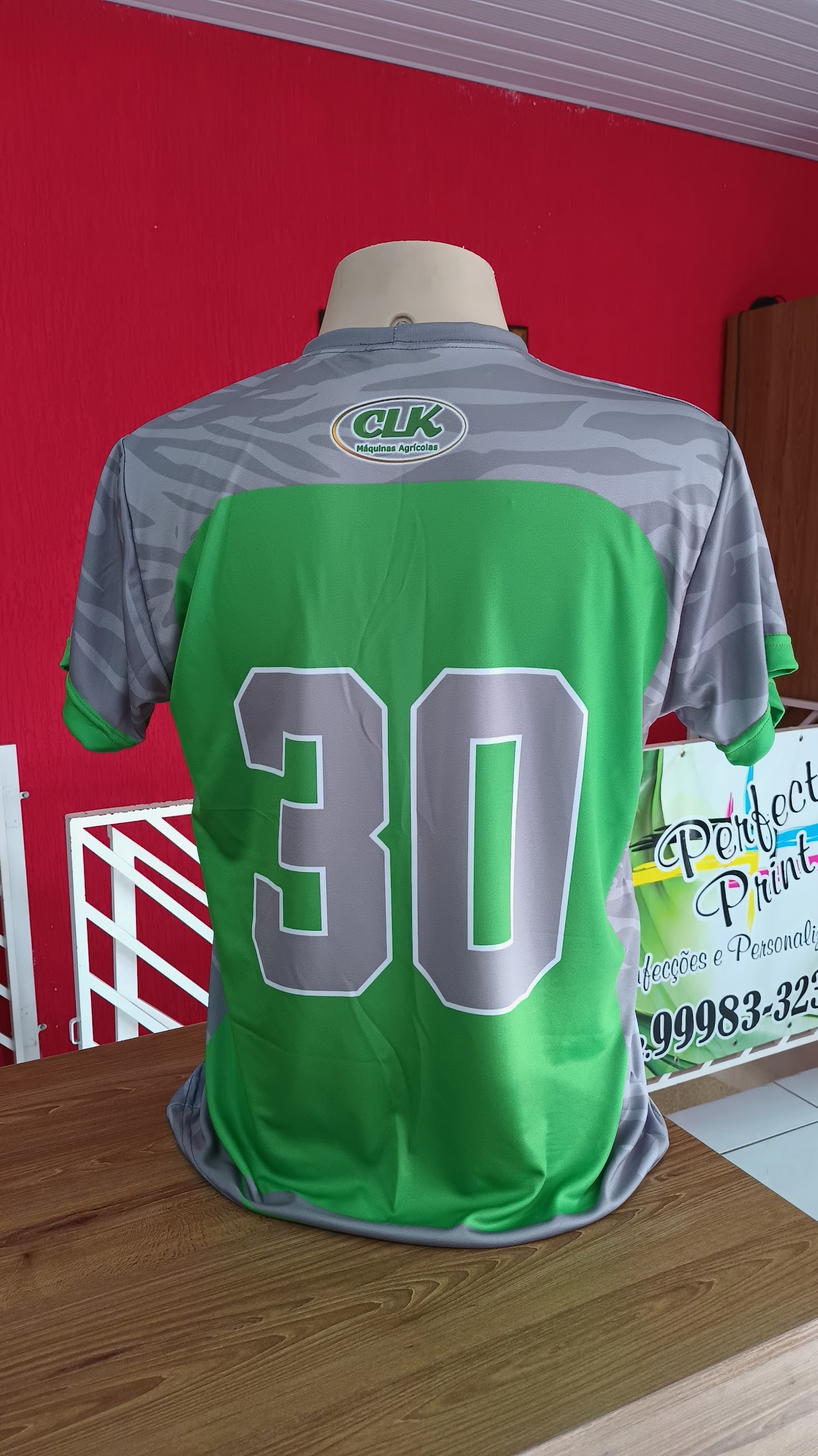 Camiseta dry personalizada em sublimação total com número aplicado