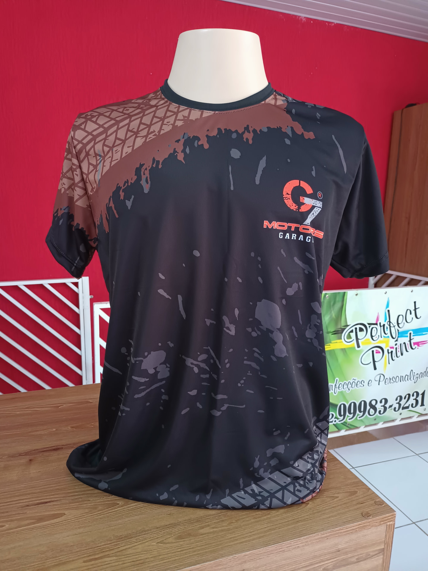 Camiseta personalizada em sublimação total produzida para a equipe de uma oficina automotiva