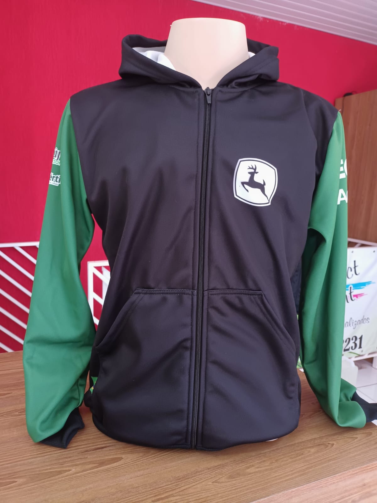 Blusa personalizada preta e verde com zíper produzida para equipe