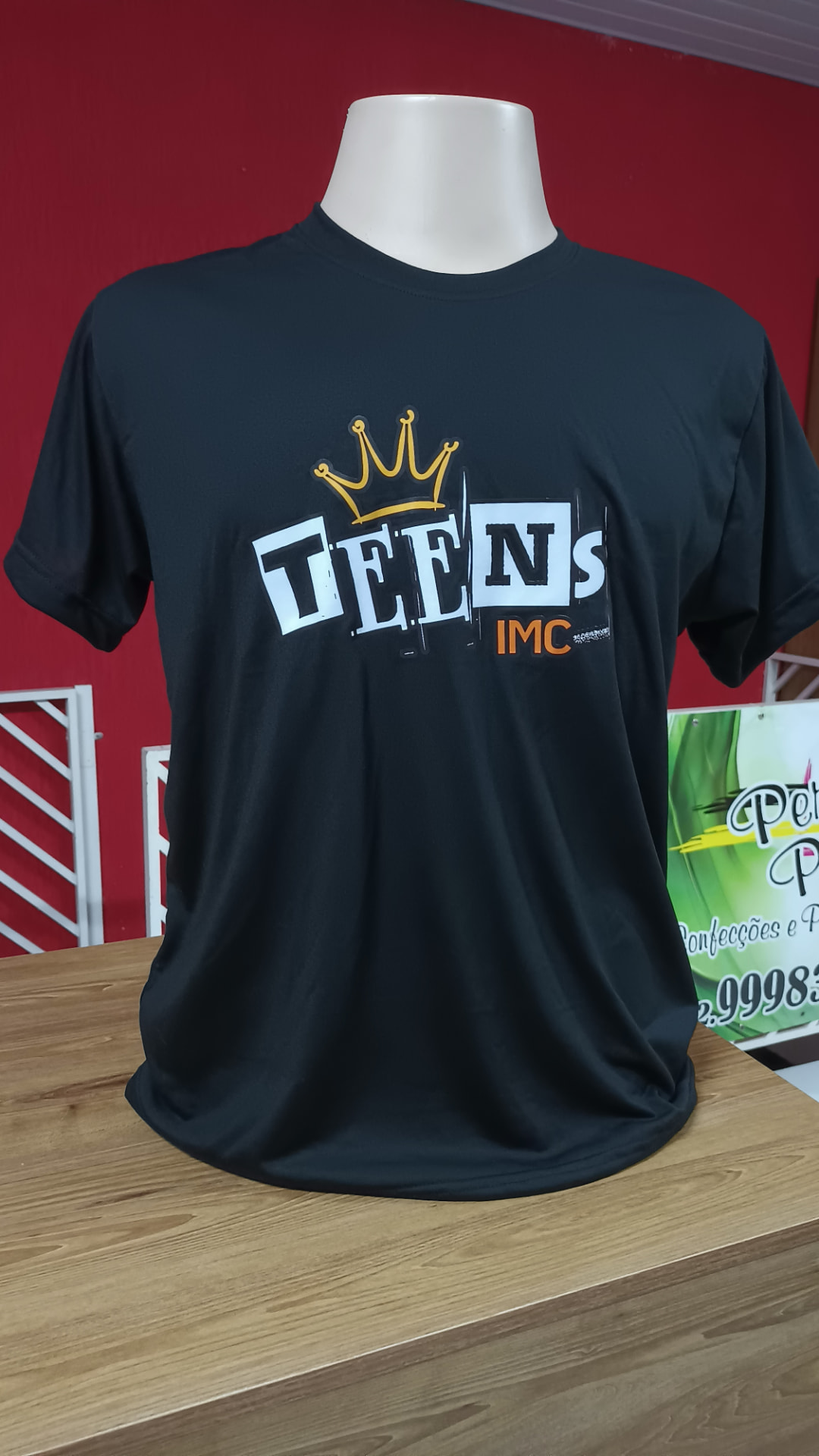 Camiseta preta personalizada para grupo de jovens, frente do projeto