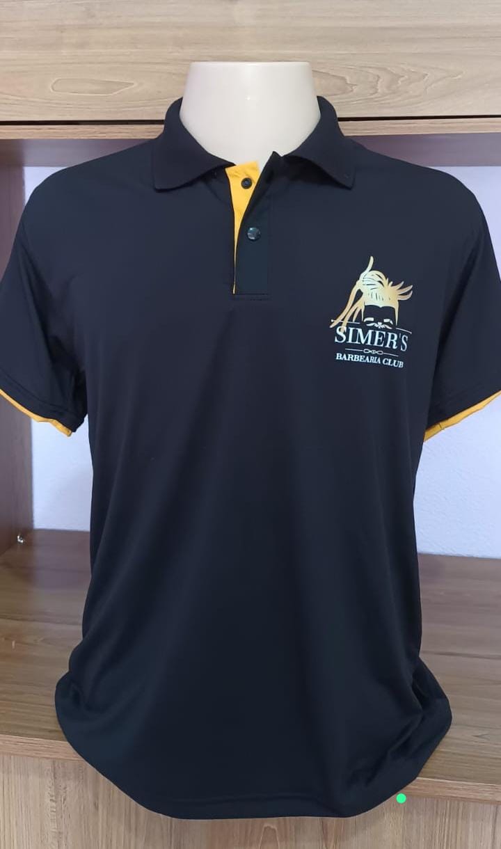Polo preta personalizada com gola amarela e logotipo aplicado no peito