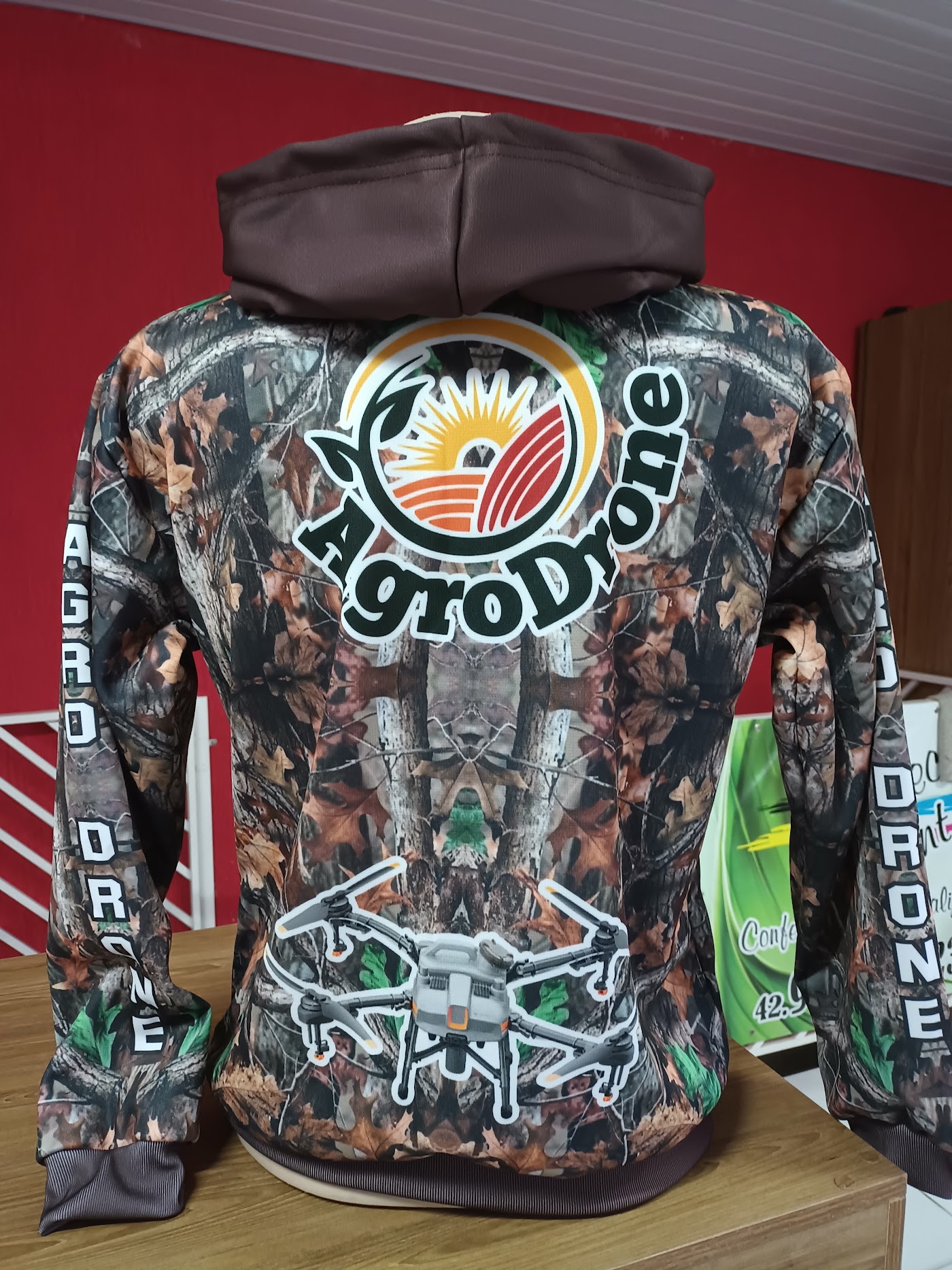 Blusa personalizada sem zíper em helanca flanelada, com estampa camuflada e capuz