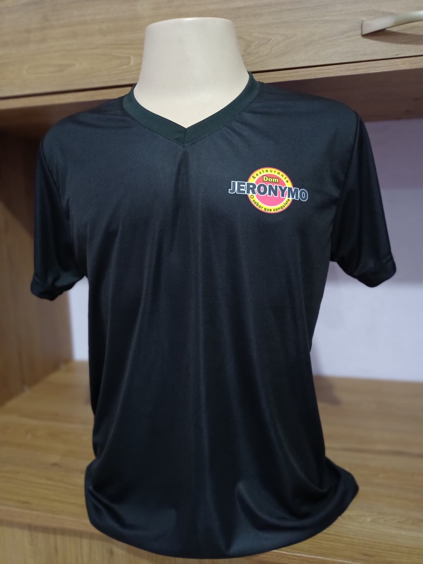 Camiseta personalizada produzida para a equipe de um restaurante, frente do projeto