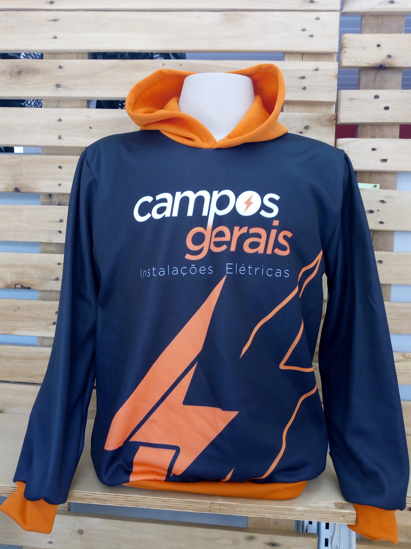 Costas da blusa personalizada produzida para uma equipe de instalações elétricas